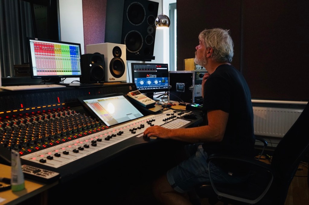 Mann an Mischpult