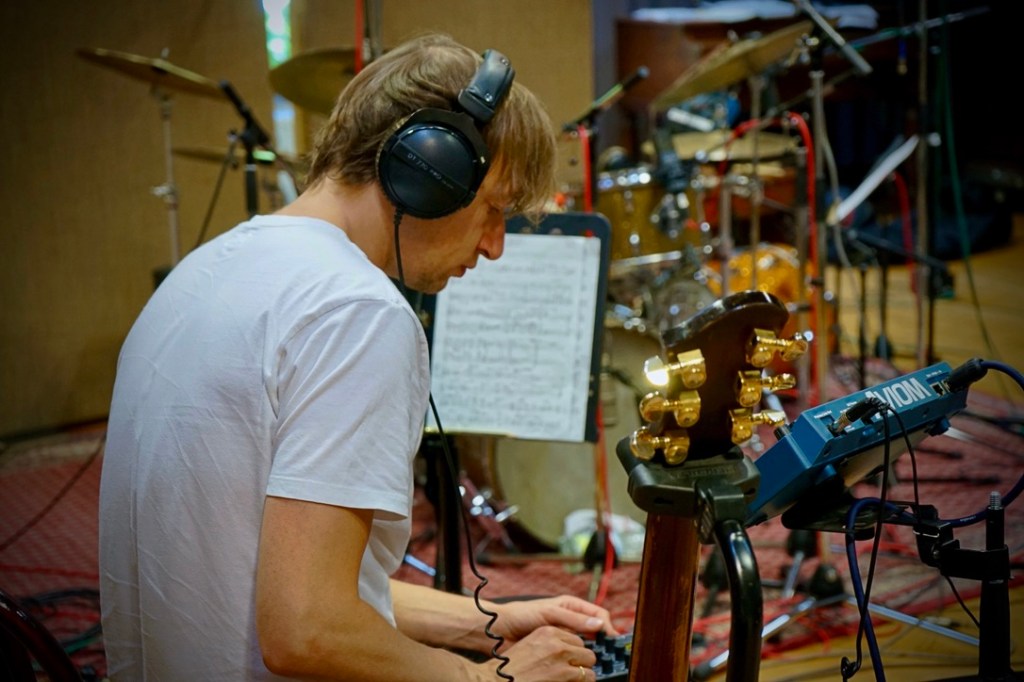 Mann mit Kopfhörer in Studio