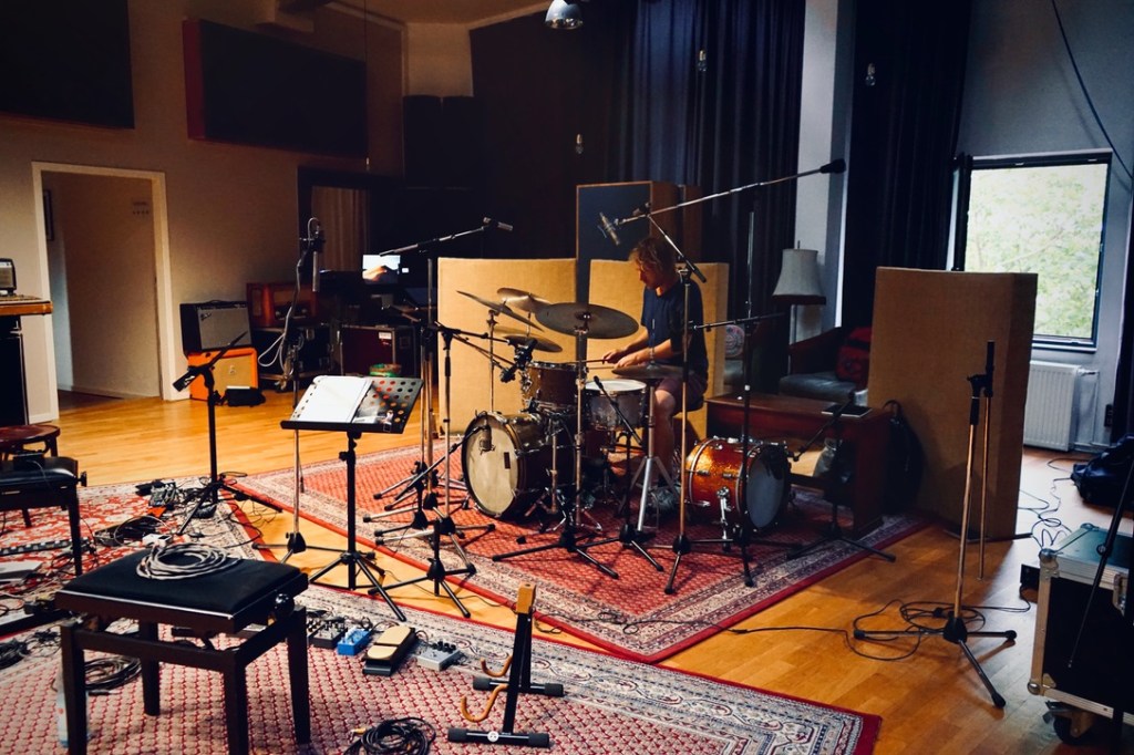 Schlagzeuger in Studio