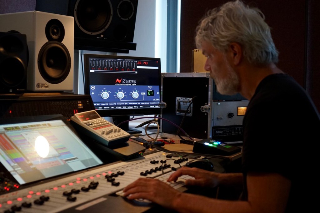 Mann an Mischpult