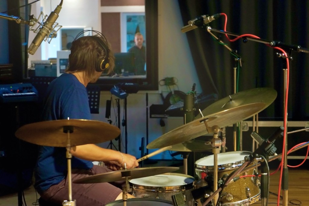 Schlagzeug und Musiker in Studio