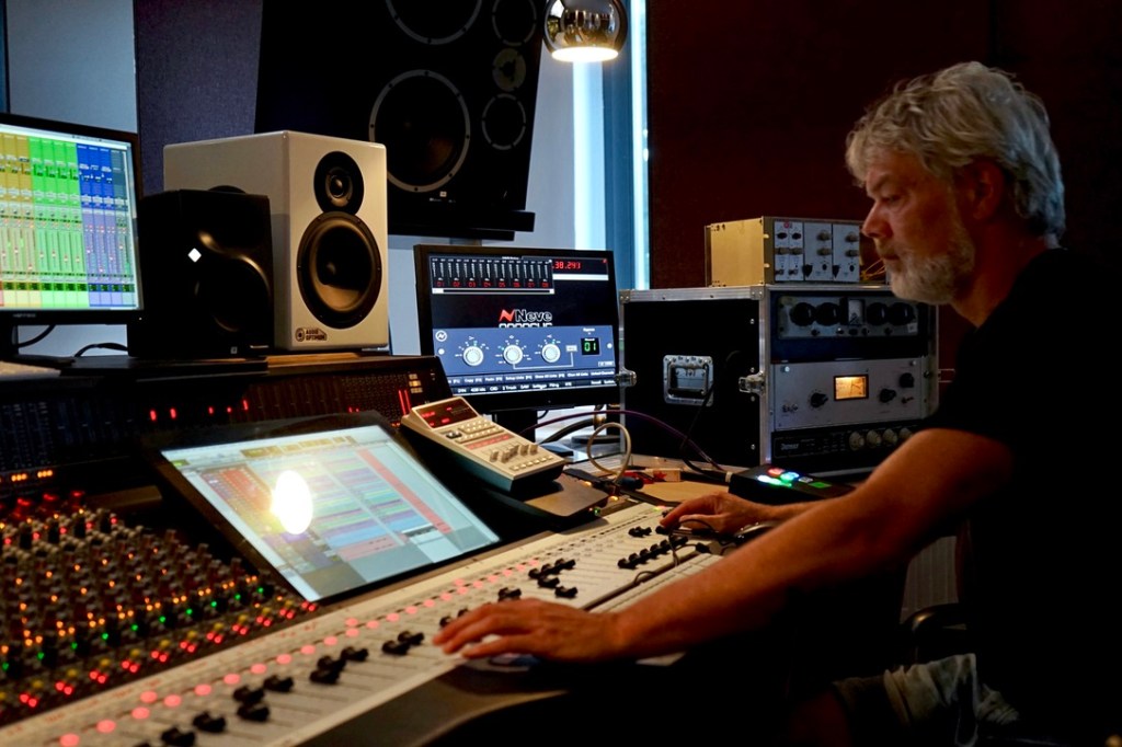Mann an Mischpult