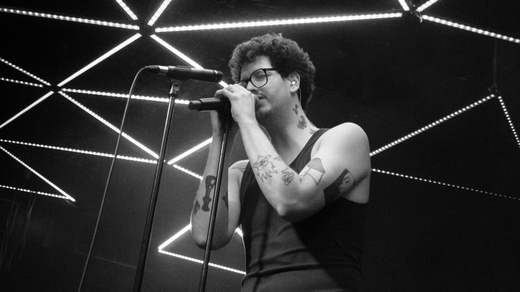 nand ist Sänger, Produzent, Trompeter und ein echtes Indie-Electro-Phänomen. In einem sehr persönlichen Interview hat er uns von den Struggles in seiner Kindheit und dem Tod seiner Mutter erzählt, aber auch davon, wie er in seiner Musik den Spagat zwischen seinem revolutionären Ich und dem bodenständigen Architekten in ihm hinbekommt.